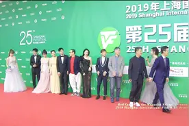 《都挺好》剧组亮相红毯，姚晨身着黑色蕾丝裙，十分性感！视频封面
