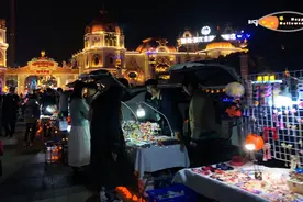 常州恐龙乐园，私家车开上了中心广场开启后备箱夜市，逛逛好热闹