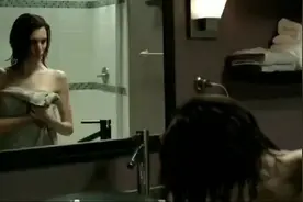 美女洗完澡，被镜子里的自己吓到！视频封面