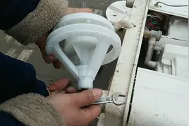 洗衣机工作时咔咔响，原来是这里坏了，小梁亲手教你修视频封面