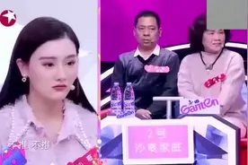 男嘉宾身着军装登台，惹得女嘉宾尖叫连连，相亲现场一片欢呼