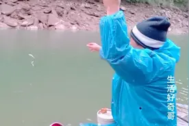 好奇哥用米酒拌饵料钓蓝刀鱼，这一招真灵验，蓝刀疯咬钩纷纷中招