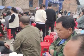 农村白事酒席，农村西乐队，农村大厨帮忙，现场热热闹闹视频封面