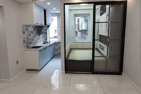 50平米的小房子居然有两个卧室，客厅开间很大，塌塌米卧室非常小