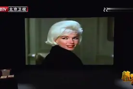 1962年玛丽莲梦露去世，葬礼由第二任丈夫操办，现场悲痛万分视频封面