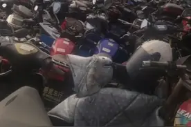 这就是存放事故车辆和即将要报废的摩托车和电动车的地方视频封面