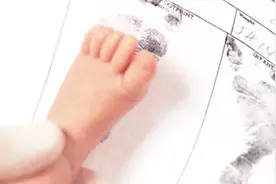 为什么刚出生的宝宝要留下脚印？很多人不清楚，看到后宝妈后悔了视频封面