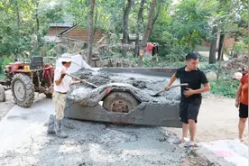 农村小伙拉混凝土修路，这样的斜坡怎样修你知道吗？