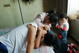 三胎双胞胎，孩子出生一年后老公头上白头发不断，就问你服不服？视频封面
