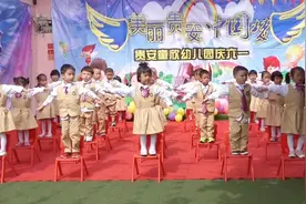幼儿园小朋友站在椅子上跳《眉飞色舞》，可勇敢了！视频封面