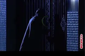 半夜有人偷摸翻老七家墙，老七媳妇一棍放倒，一看原来是谢广坤！视频封面