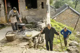 不让搀扶，90岁老人自己走到二儿子家吃饭，看看儿媳做的啥？