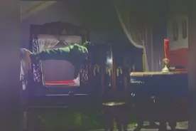 男子半夜睡觉，睡到一半发现自己浮在空中，床都飘起来，原来闹鬼视频封面