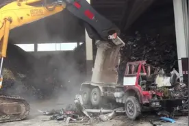 汽车回收场里，破拆机是这样拆解卡车的！