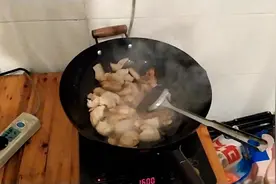 小伙买的是猪肉还是猪油？怎么炼出那么多油呢？