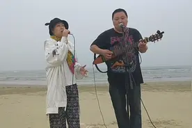 秦晴组合北海海边应景演唱《三月里的小雨》