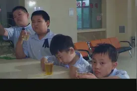 四个小学生去医院尿检，端出杯子后护士也懵了