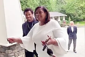 美国橄榄球球员身价1亿多美元，母亲节买房子给妈妈送出大惊喜视频封面