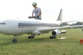 超级大“玩具”遥控客机，还是燃油发动机，是这样起飞的视频封面