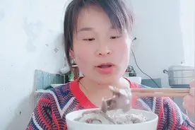 一天只吃一顿饭，妹子成功从170斤瘦到128斤，不运动也能瘦！视频封面
