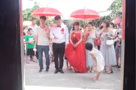 海南一帅哥结婚，新娘走路进家，真漂亮，小朋友都看呆了视频封面