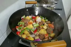 一个洋葱，两根鸡腿，三个土豆，做成黄焖鸡，味道鲜美，营养丰富