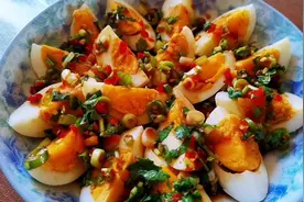 水煮蛋换个花样凉拌着吃，做法非常简单，几分钟上桌，味道特别好