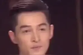 胡歌被粉丝当面追回10年前赠书,还要求签名,哈哈!视频封面