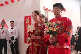 河南一小伙迎亲，新娘是个二婚嫂，带着小孩出嫁，到家娃儿哭了视频封面