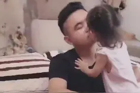 女儿亲了爸爸一口，亲完以后两个人开始互相嫌弃，都是戏精啊视频封面