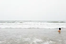 挤公交一路站到黄岛金沙滩，可是天公不作美，不允许下海游泳视频封面