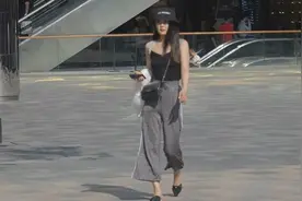三里屯街拍：身材高挑容貌姣好，两位黑色吊带衫的小姐姐真好看视频封面