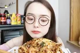 吃货哎呦阿尤吃麻辣拌，油腻腻的看着真好吃，吃这么多不怕胖吗？