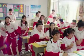 班里转来一个帅哥，扭头就写自己名字，全班女生都花痴了，学渣气视频封面