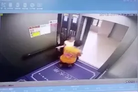 小区电梯门一开外卖员抱起小女孩就跑！警方通报：意图猥亵未遂视频封面