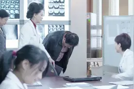 医院领导见了都低头哈腰的总裁，突然对一个女医生鞠躬，领导惊了视频封面