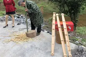 农村人用竹子制作扁担，挑200斤都不会断，你见过吗？视频封面