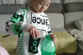 洗衣液和甘油一起做泡泡液，泡泡枪喷出的泡泡，竟然可以落地不破