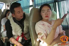 美女公交车乱丢垃圾，没想小伙却用泡泡糖整治美女，太有才了视频封面