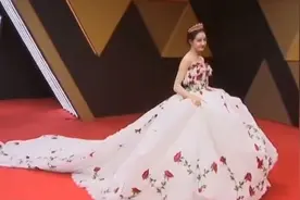 星光大赏，迪丽热巴玫瑰公主造型再次美出圈，她每次走红毯都绝了