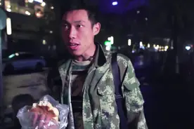 深夜回家的男人，对着镜头吐露心声，说出中年男人的无奈与辛酸视频封面