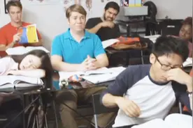 男子十分爱放屁，在课堂上放了一个屁，直接臭晕了女同桌！