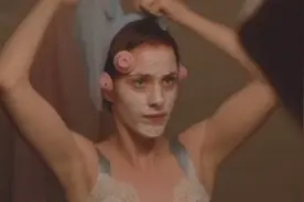 自律的女人有多可怕，结婚四年老公都没见过她素颜视频封面