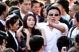 他是台湾娱乐圈的大佬，甘愿当范冰冰10年保镖，如今终于“放手”视频封面