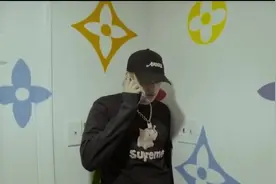 一位重度抑郁歌手创作出来的，《haunt u》闭上眼睛聆听他的声音