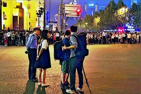 上海之夜•涌向外滩的人流视频封面