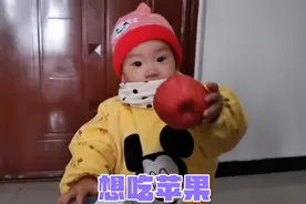 一岁萌娃想吃苹果，口水都流出来了，最后还学会了给妈妈放音乐！