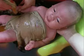 煲草药水给宝宝洗澡。宝宝身体长了一些菲子所以用这药水效果不错