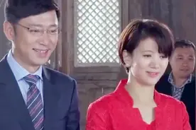 婚礼上夫妻给长辈磕头，一个小姑娘辈分竟如此高，这下可尴尬了！视频封面