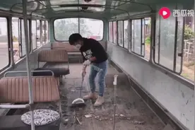 小伙换一天改报废老式公交车，看起来焕然一新？视频封面